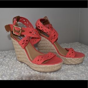 Steve Madden Women’s Wedge Sandal.